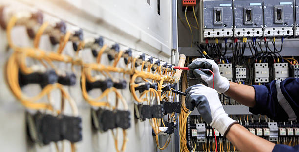 Professional Electrician technician working in Memphis, FL
